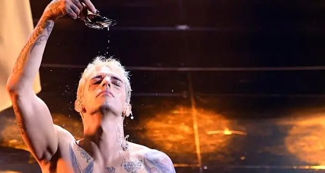 Achille Lauro si battezza sul palco. La Chiesa storce il naso: \"Esibizione penosa\"