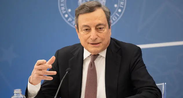 Green pass senza scadenza dopo la terza dose. Draghi: \"Via restrizioni per vaccinati”