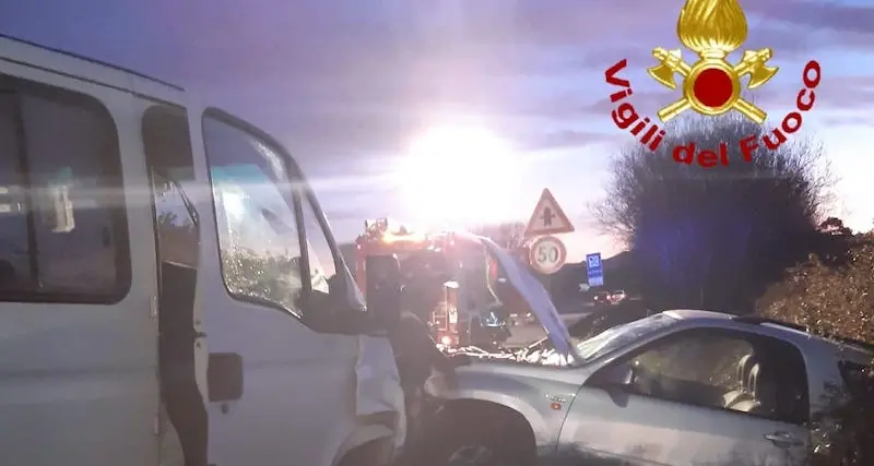 Incidente a Baja Sardinia: momenti di paura per un frontale tra un’auto e un furgone