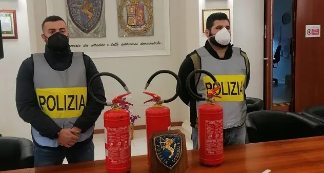 Rubano parti del sistema antincendio di una galleria: denunciati due giovani