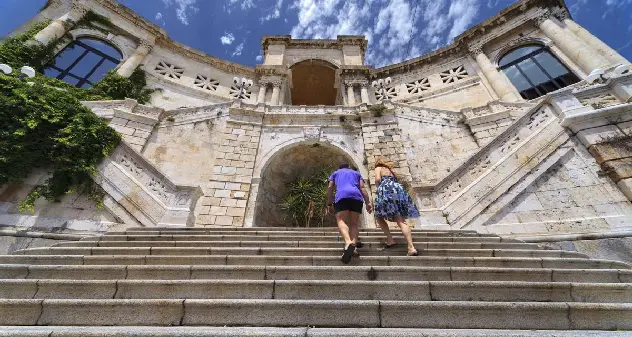 Ubriaco cammina sul parapetto del Bastione. Video e selfie pericolosi con l’amico, sul posto la Polizia