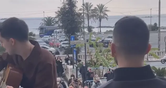 Mahmood e Blanco salutano i fan e cantano dal balcone dell’hotel