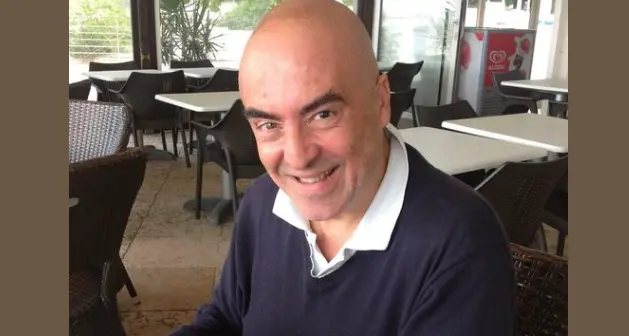 Addio a Gianluca Floris: il noto tenore e scrittore si è spento oggi a 58 anni