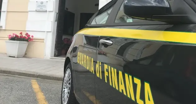 Lavoratori in nero in una pizzeria e in un bar