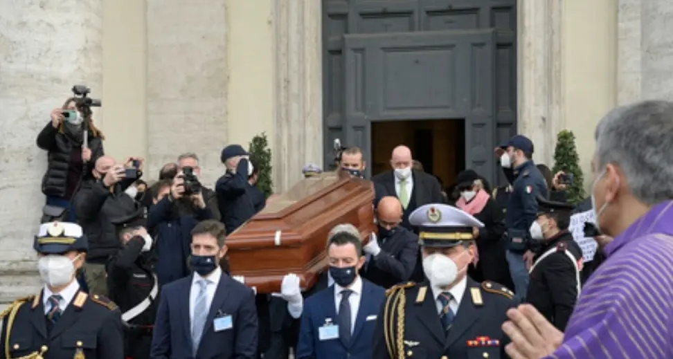 L'ultimo saluto a Monica Vitti: applausi all'arrivo del feretro