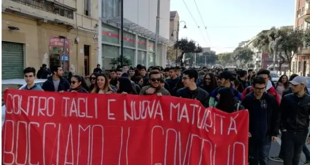 Maturità, studenti a Cagliari: \"Gli immaturi siete voi\"