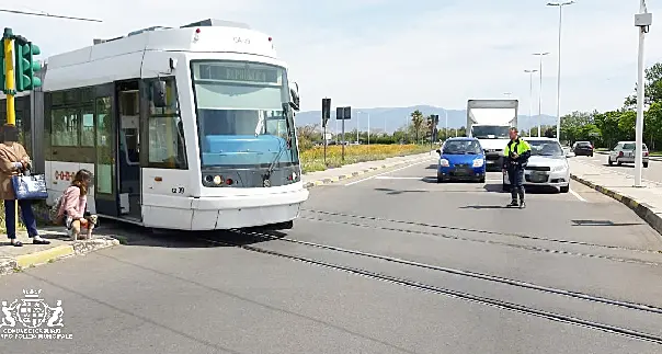 Donna 82enne travolta dalla metro, sul posto ambulanza e Polizia Municipale