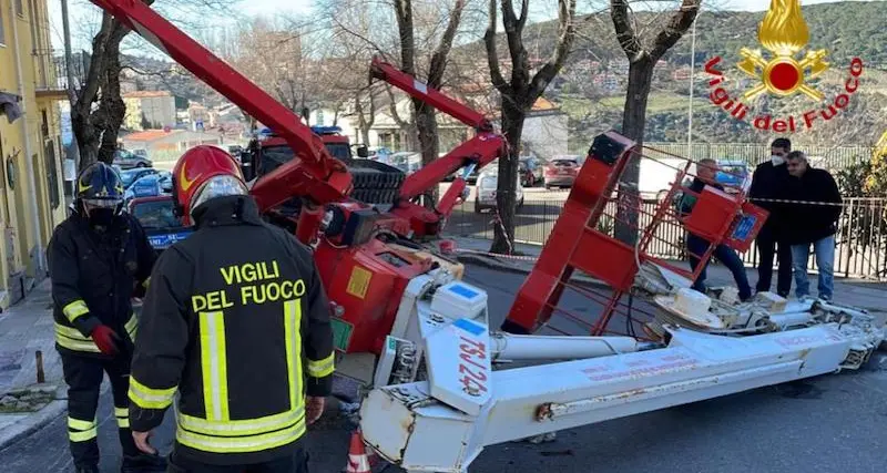 Momenti di paura a Nuoro per il crollo di una gru vicino a una scuola