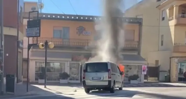 Tortolì. Fiat Scudo prende fuoco in centro