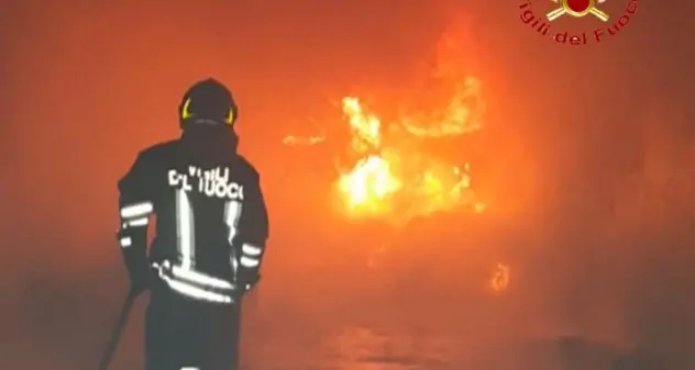 Fiamme nella notte in un'azienda agricola di Laconi