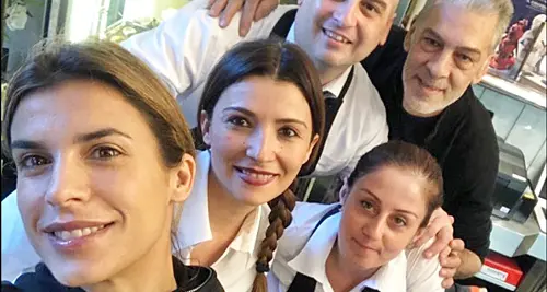 Elisabetta Canalis, selfie-ricordo alla Piemontese dal maestro del Cioccolato Gianluca Aresu