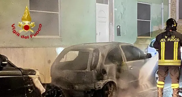 Auto a fuoco nella notte a Pirri