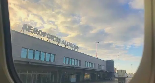 Sbarca ad Alghero con 25 ovuli di eroina nello stomaco