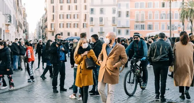 Speranza: “la curva della pandemia si piega, ma cautela”