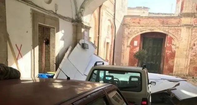 San Severo: senza Green Pass non può entrare in Comune, sale in macchina e sfonda il portone