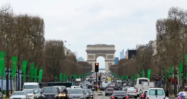 A Parigi tensione tra no vax e Polizia sugli Champs-Elysées