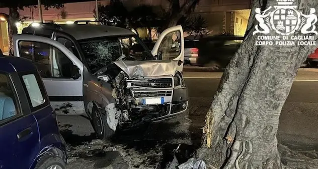 Cagliari. Tragico incidente nella notte: si schianta contro un albero, muore un uomo di 47 anni