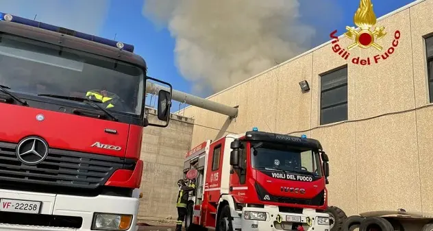 Arborea. In fiamme impianto trattamento rifiuti: intervento dei Vigili del Fuoco