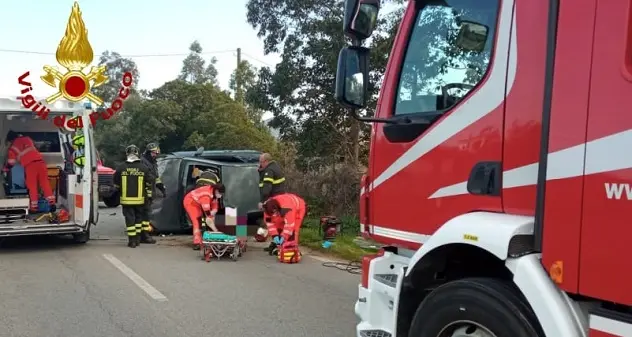 Arzachena. Auto si ribalta nella carreggiata: conducente in ospedale