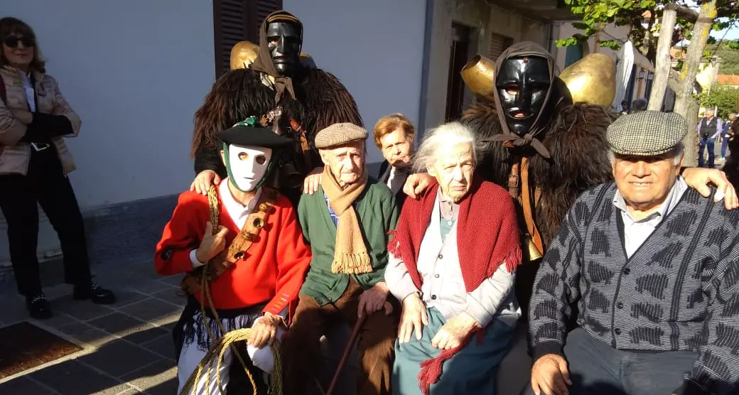 Zio Giommaria Delogu, il centenario di Padria in mezzo ai Mamuthones e Issohadores