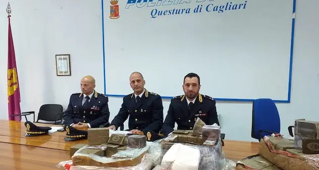 Droga nascosta dentro i cuscini, nel furgone spuntano 75 chili di hashish. Due arresti