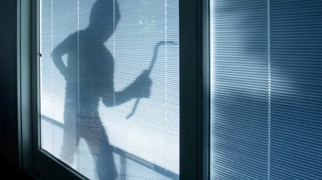 Rubano auto con carrozzina di una bimba disabile: i ladri restituiscono la sedia a rotelle