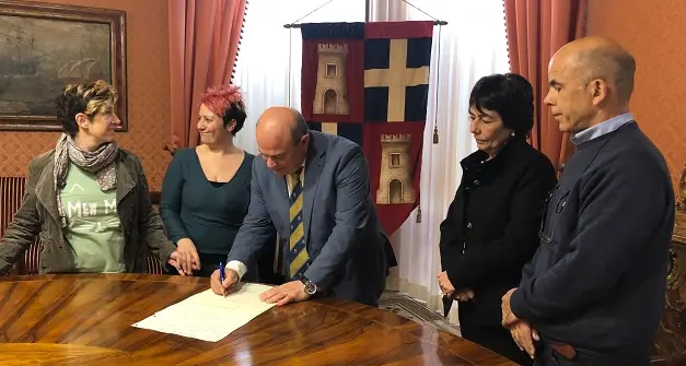Bambina con due mamme, oggi l’atto di riconoscimento a Palazzo Ducale