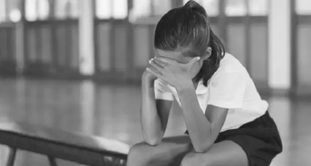 Allenatore abusa sessualmente di giovane atleta 14enne: dopo anni di silenzio lo denuncia