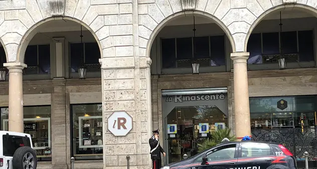 “Carabinieri, c’è una borsa sospetta fuori dalla Rinascente”. Sul posto gli Artificieri