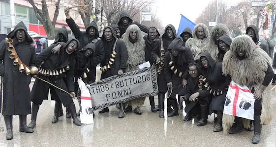 Urthos e Buttudos di Fonni volano a Lisbona: la magia del carnevale barbaricino al Festival Internazionale della Maschera Iberica