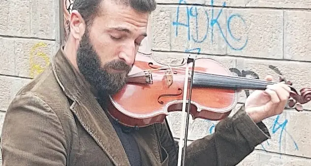 Cagliari. Dà fastidio a un commerciante che chiama i carabinieri: il violinista continua a suonare tra gli applausi