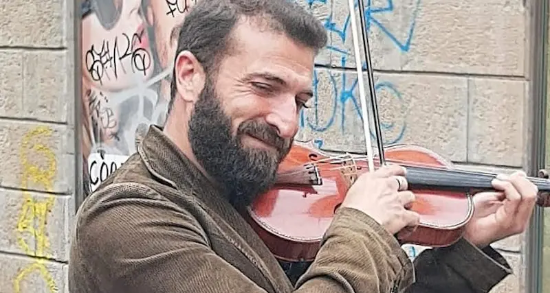 “A lei che è capace di chiamare i carabinieri perché un violinista disturba le sue attività”