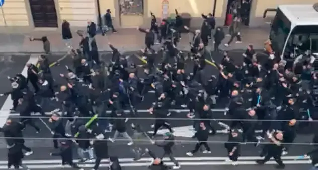 Gli ultras del Napoli sbarcano a Cagliari. Cori e insulti per le strade della città