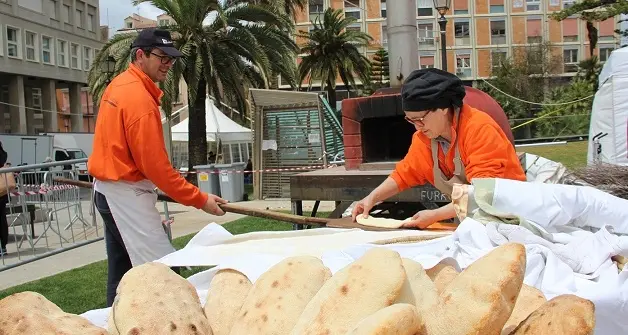 Cavalcata sarda, in Piazza Castello trionfano il pane e il filindeu