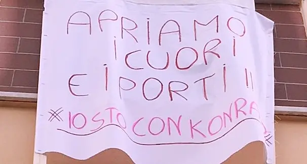 Striscioni contro Salvini, \"Apriamo i cuori e i porti #iostoconKonrad\". Indagini della Digos