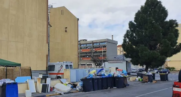 Cagliari. La denuncia: “Guardate cosa c’è all’uscita dell'ospedale Santissima Trinità”