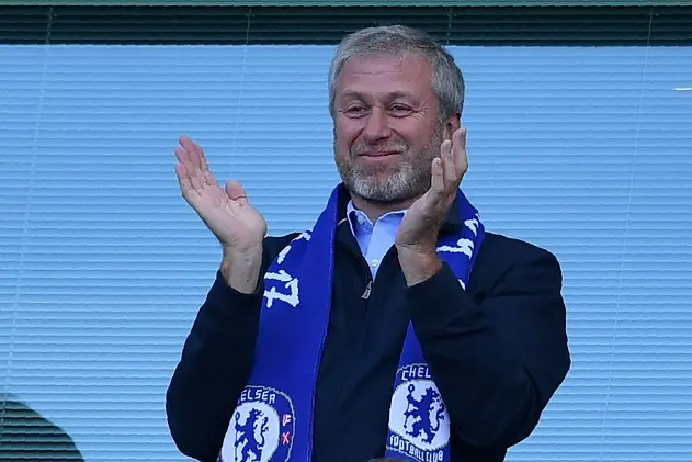 Chelsea\\'s Russian owner Roman Abramovich applauds, as players celebrate their league title win at the end of the Premier League football match between Chelsea and Sunderland at Stamford Bridge in London on May 21, 2017.\\nChelsea\\'s extended victory parade reached a climax with the trophy presentation on May 21, 2017 after being crowned Premier League champions with two games to go.  / AFP PHOTO / Ben STANSALL / RESTRICTED TO EDITORIAL USE. No use with unauthorized audio, video, data, fixture lists, club/league logos or \\'live\\' services. Online in-match use limited to 75 images, no video emulation. No use in betting, games or single club/league/player publications.  /         (Photo credit should read BEN STANSALL/AFP via Getty Images)