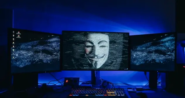 “Hacker di tutto il mondo unitevi”, il collettivo di Anonymous dichiara cyber guerra alla Russia