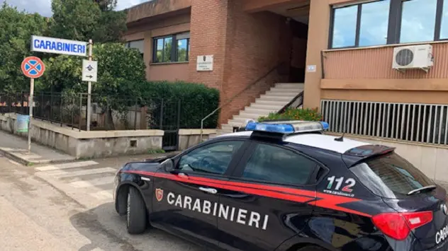 Notte di paura: incendio doloso devasta un'auto a Porto Torres