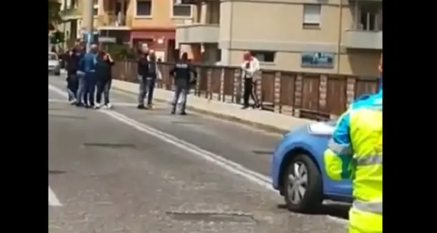 Minaccia di tagliarsi i polsi sul Ponte Rosello: traffico in tilt a Sassari