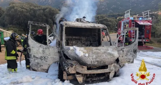 Olbia, incendio di un furgone nella frazione di Mamusi, non ci sono stati feriti