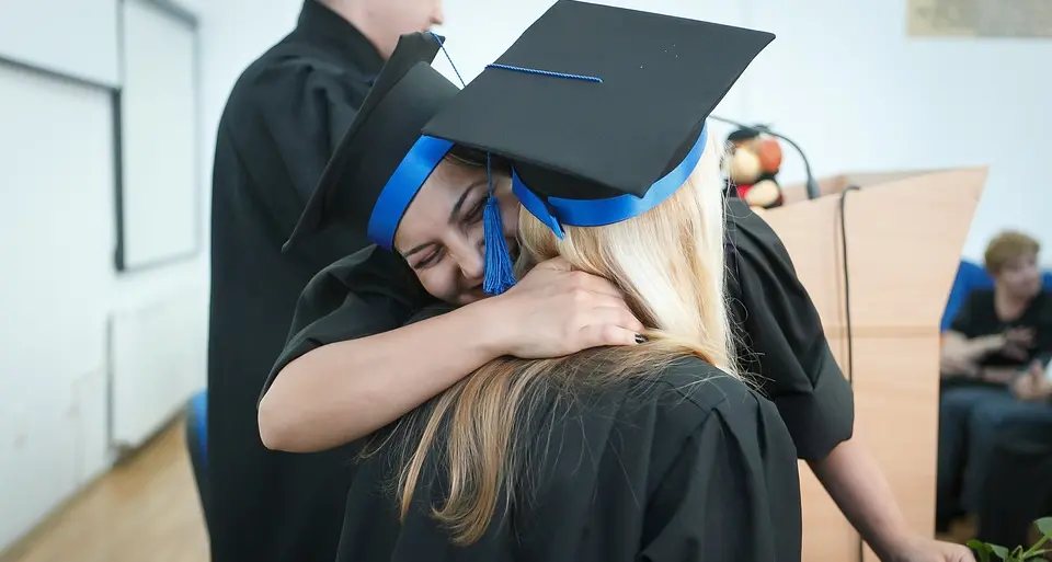 “Coriandoli per i festeggiamenti delle lauree”, il Comune dice basta