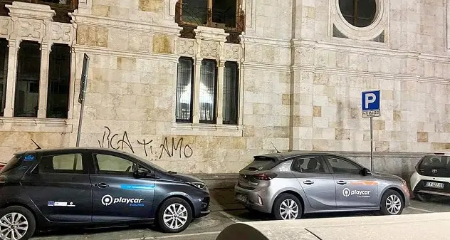 Cagliari. Palazzo Baccaredda sfregiato dai vandali subito dopo il restauro