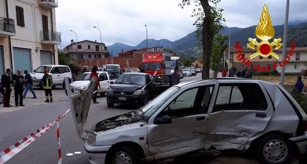 Tragedia a Tertenia. Scontro tra auto nel centro abitato: muore un uomo