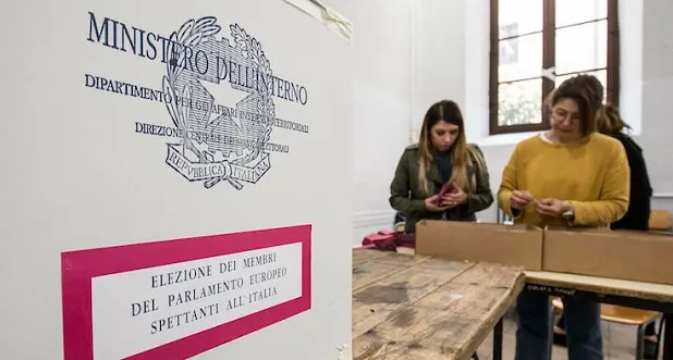 Proiettili davanti ai seggi di tre comuni del Nuorese e un volantino firmato \"Movimento politico reazionario\"