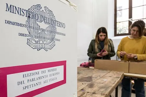 Foto LaPresse - Andrea Panegrossi\\n25/05/2019 - Roma, Italia. POLITICA\\nElezioni europee, allestimento del seggio elettorale al liceo Visconti\\n\\n\\nPhoto LaPresse - Andrea Panegrossi\\n25/05/2019- Rome, Italy\\nEuropean elections, preparation of the polling station at the Visconti high school