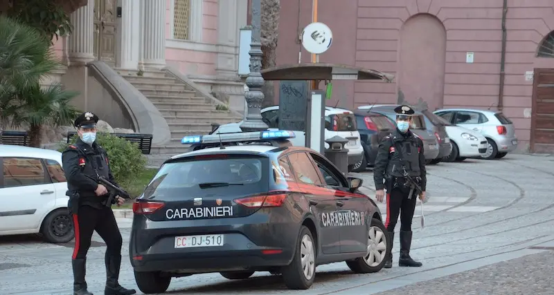 Sfonda i finestrini e ruba oggetti da tre auto parcheggiate: ragazza di 21 colta in flagrante e fermata dai Carabinieri