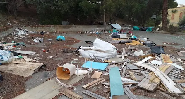 Al posto del Parco mai nato? In via Jenner c'è sempre una discarica abusiva