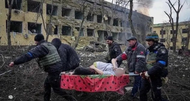 Bombardato l’ospedale di Mariupol: strage di bambini e donne partorienti