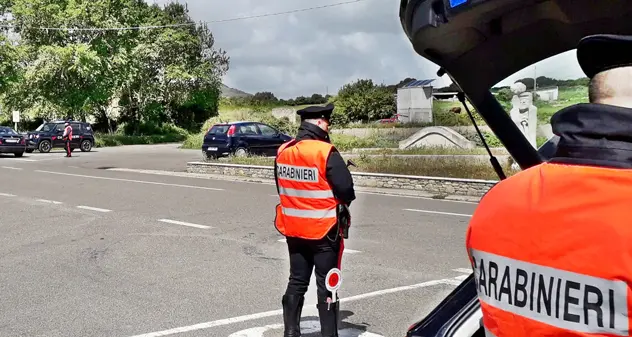 Ubriaco alla guida della sua auto fermato dai Carabinieri. Scatta la denuncia